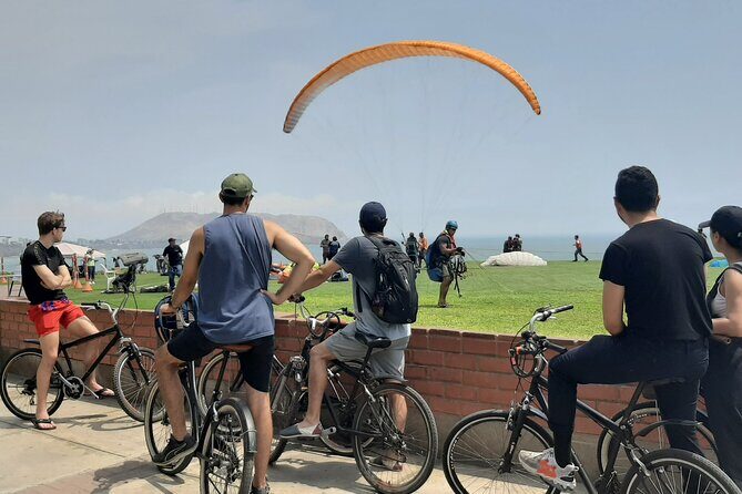 Bike Tour Lima | Ride along Miraflores & Barranco - Stop by stop: Parque Kennedy and Miraflores’s Central Park mood