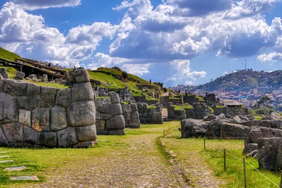 City Tour Cusco Qoricancha Sacsayhuaman y Tambomachay - Qorikancha: Temple of the Sun and the Colonial Layer on Top