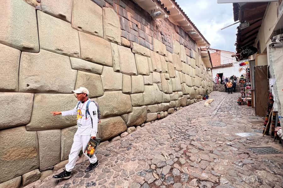 Cusco: Historic Walking Tour with Pisco Sour and Music Show - Plaza de Armas Start: Find the Inca Fountain and That White Umbrella