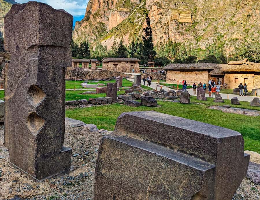 Cusco:Chinchero,Moray & Salt Mines drop-off in Ollantaytambo - Chinchero: textiles first, before the big ruins