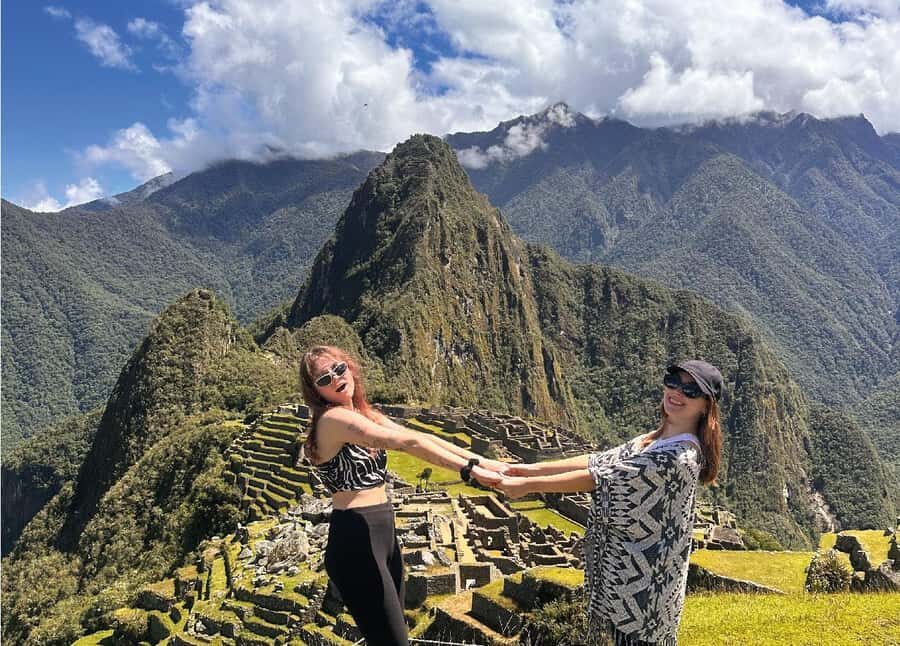 From Cusco: 2-Day Trip to the Sacred Valley and Machu Picchu - From Cusco pickup to Pisac: the day starts with momentum