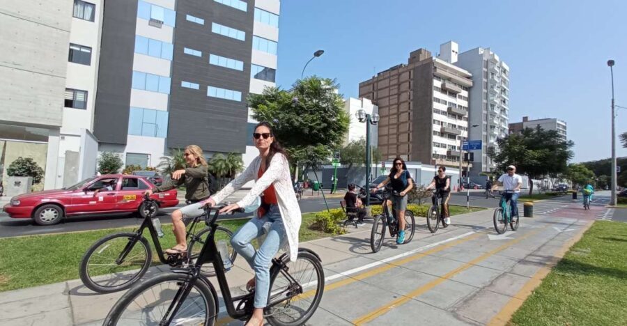 Lima Bike Tour: La Costa Verde & Jesus Statue in Chorrillos - Rolling toward Chorrillos: working-class Lima with real anchors