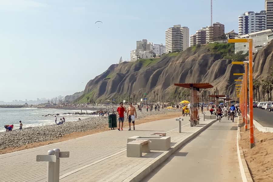 Lima Bike Tour: La Costa Verde & Jesus Statue in Chorrillos - The relaxed rhythm: stops, a break, and included fuel