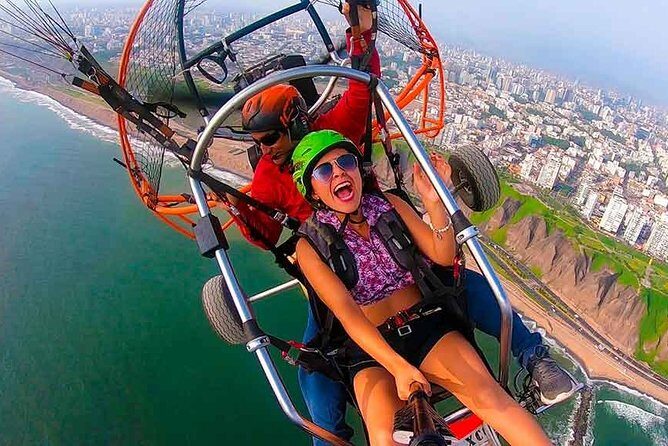 Paragliding in Lima - Costa Verde - Costa Verde paragliding: the short flight with real Lima scale