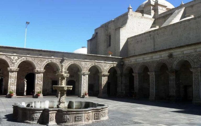 Walking tour in the Historic Center of Arequipa - Meeting at Santa Catalina Street and the Easiest Way to Find Your Guide