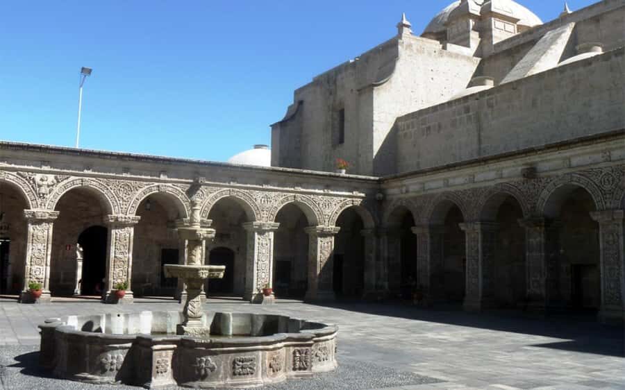 Walking tour in the Historic Center of Arequipa - Meeting at Santa Catalina Street and the Easiest Way to Find Your Guide